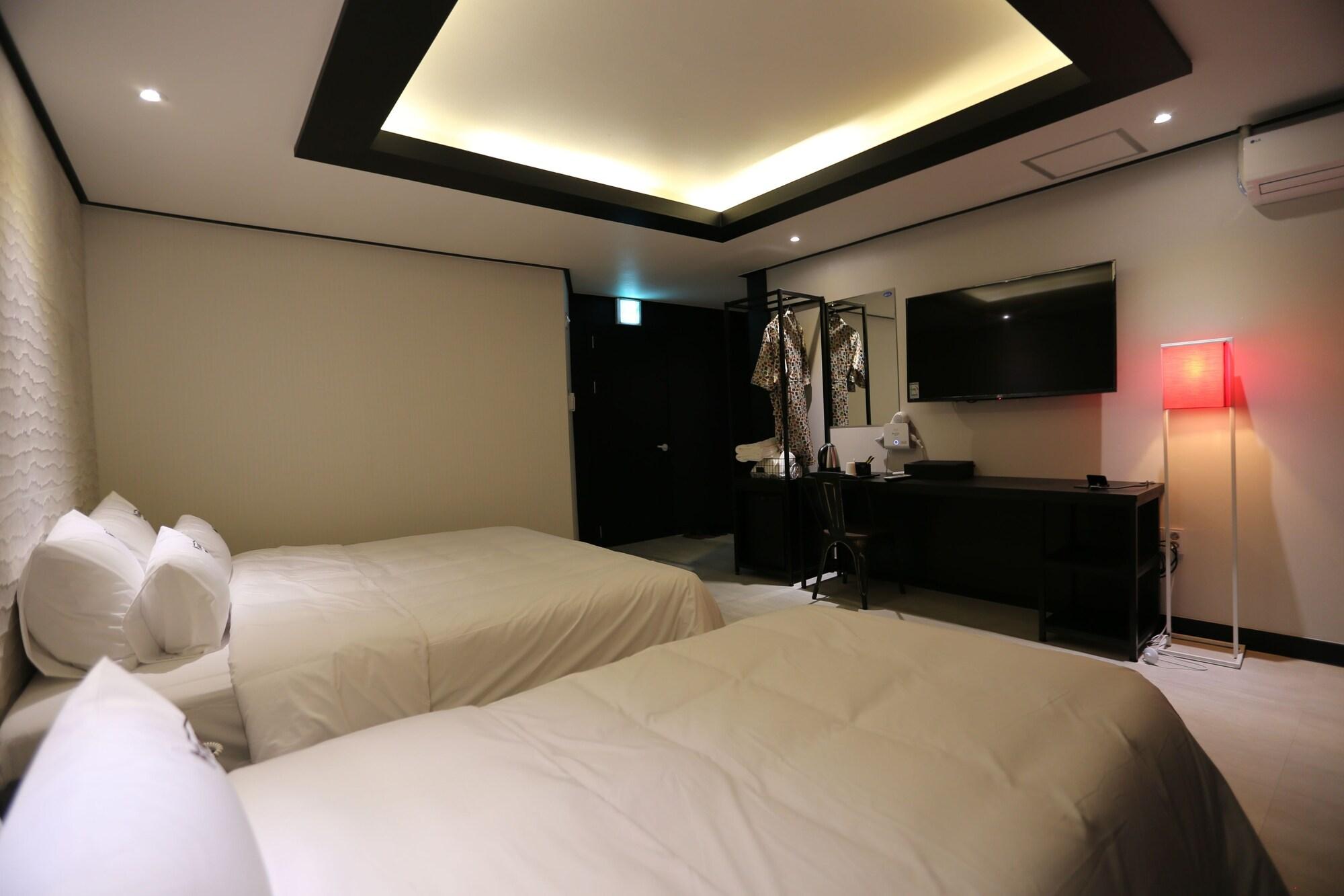 Almond Hotel Gupo Station Busan Ngoại thất bức ảnh