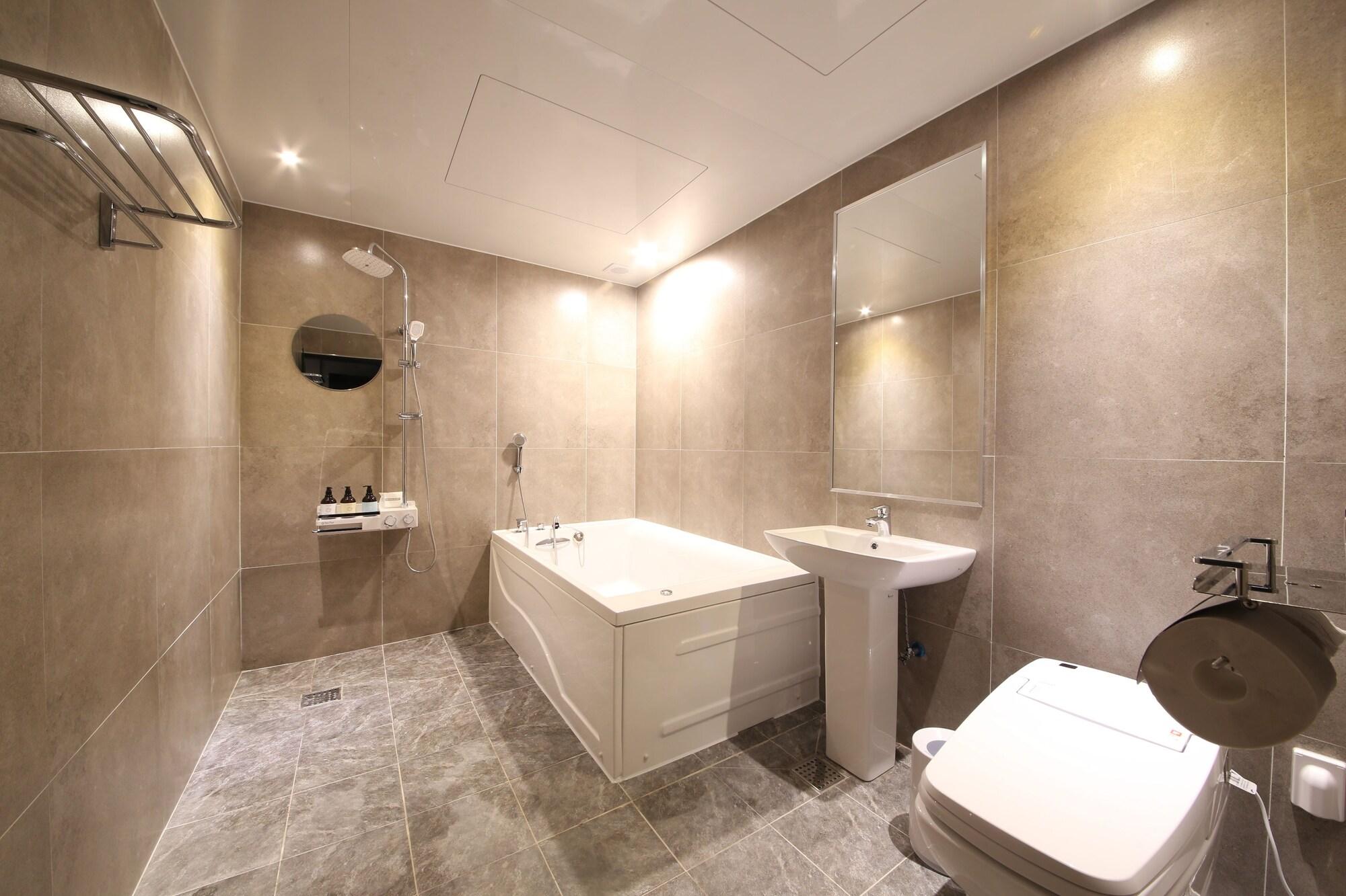 Almond Hotel Gupo Station Busan Ngoại thất bức ảnh