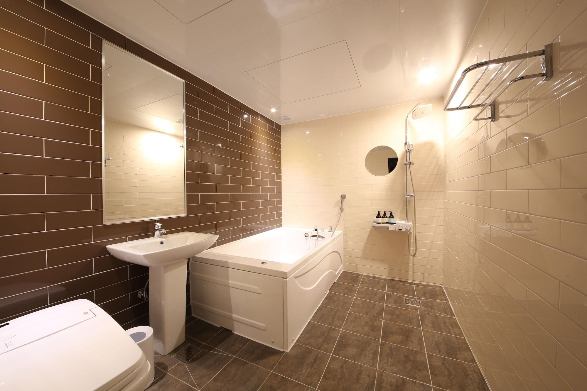 Almond Hotel Gupo Station Busan Ngoại thất bức ảnh