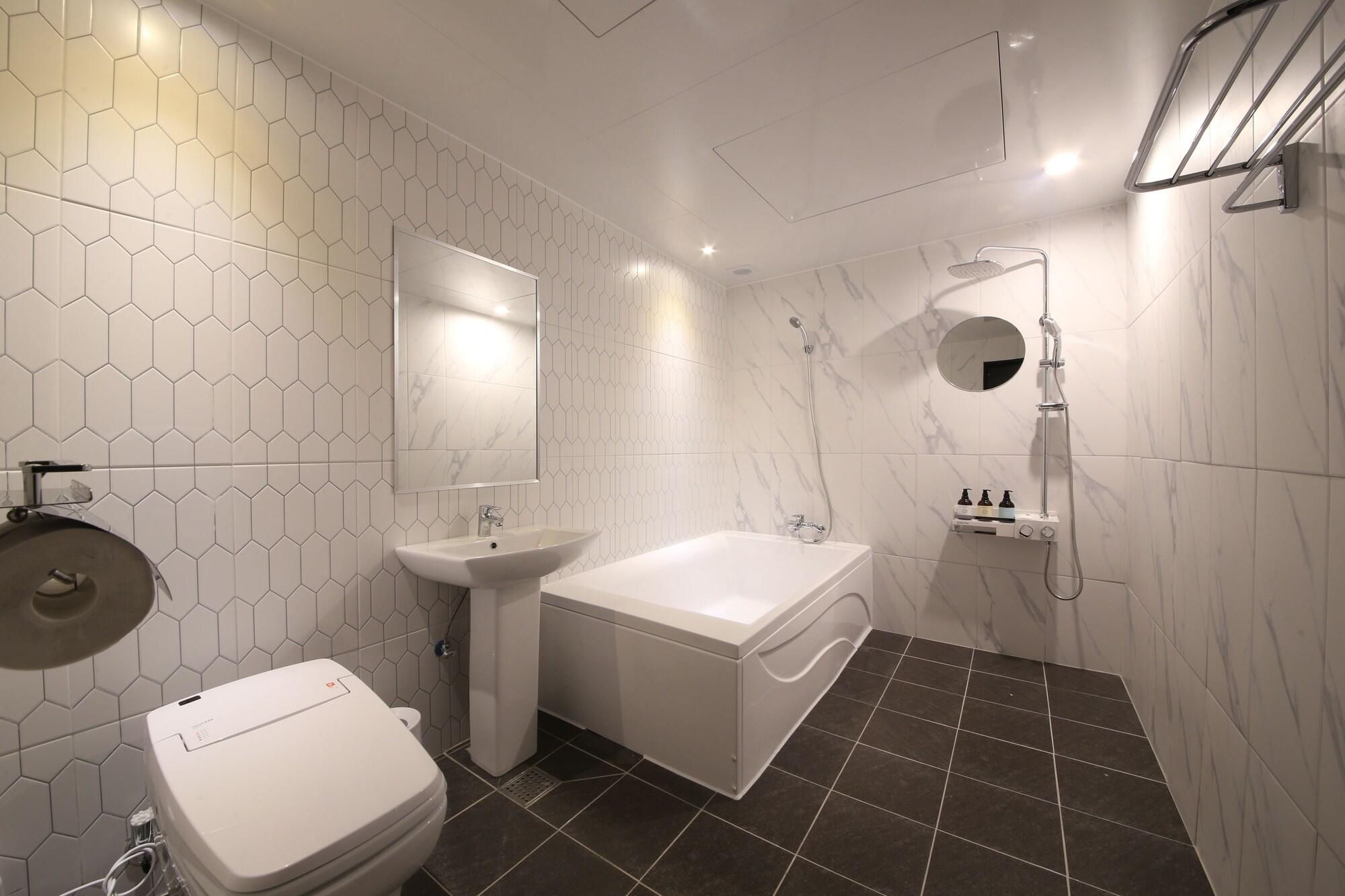 Almond Hotel Gupo Station Busan Ngoại thất bức ảnh